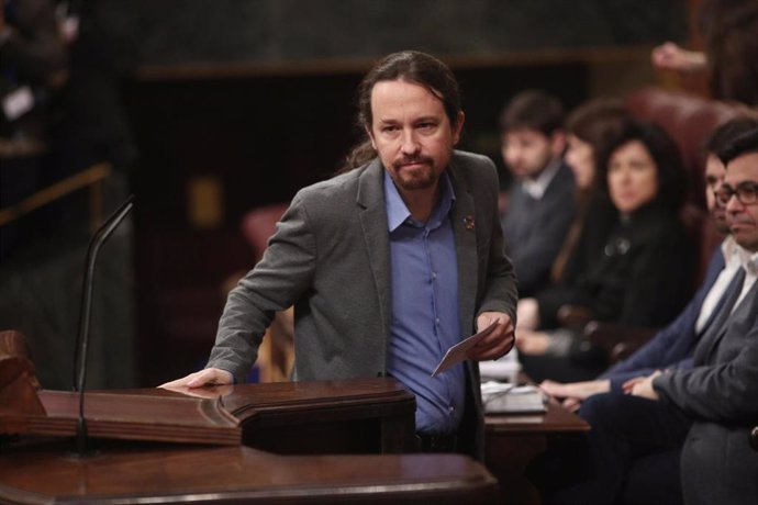 El secretario general de Podemos, Pablo Iglesias, sube a la tribuna del Congreso para intervenir en la segunda sesión de votación para la investidura del candidato socialista a la Presidencia del Gobierno, en Madrid (España), a 7 de enero de 2020.