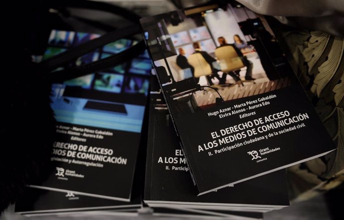 Portadas de los dos volúmenes de El derecho de acceso a los medios de comunicación, premio a la mejor investigación en Ciencias Sociales y Humanidades en la XXIII edición de los Premios Ángel Herrera.