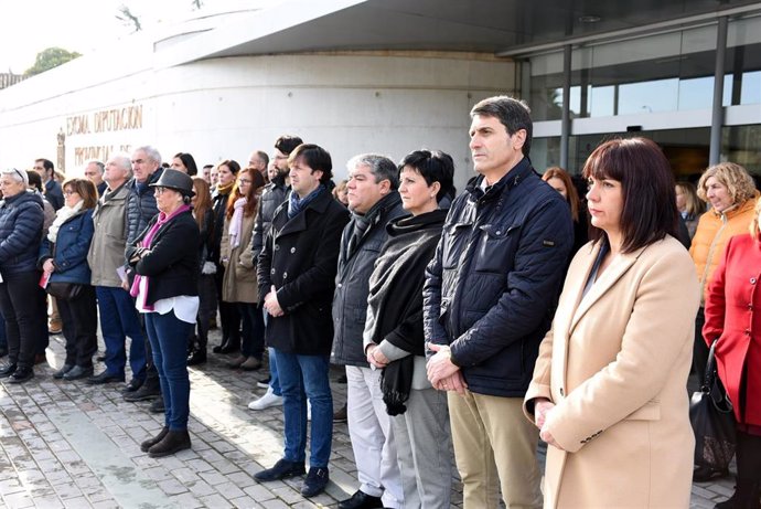 Imagen del minuto de silencio celebrado a las puertas de la Diputación de Granada