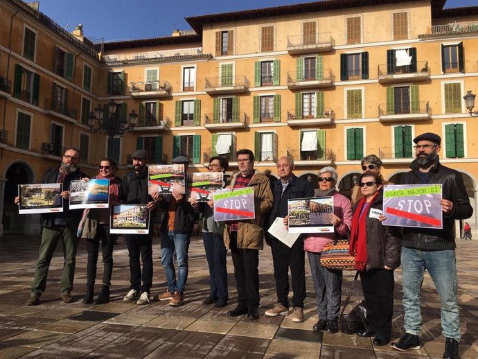 Más de 50 entidades presentan un manifiesto de recuperación de la plaza Mayor de Palma