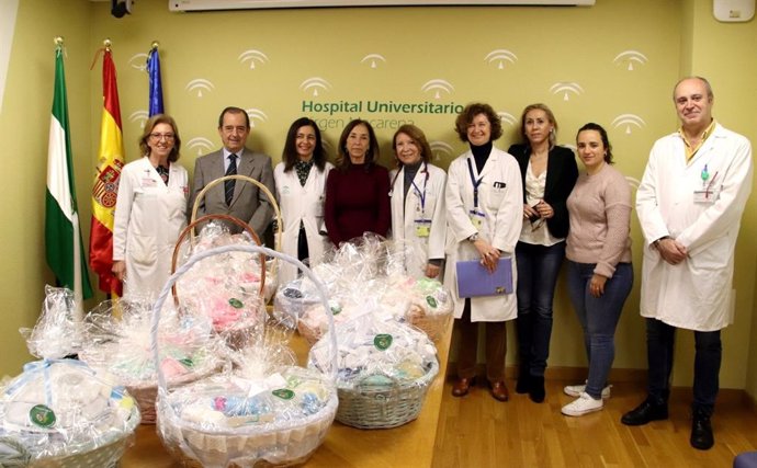 La Hermandad d la Macarena dona al hospital diez canastillas para recién nacidos sin recursos