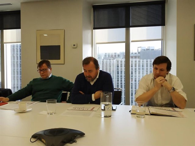 Jaime Sanz, Fernando García y Carlos Cortezo (de izquierda a derecha) presentan 'El mercado de capitales de deuda en euros en España' de Société Générale