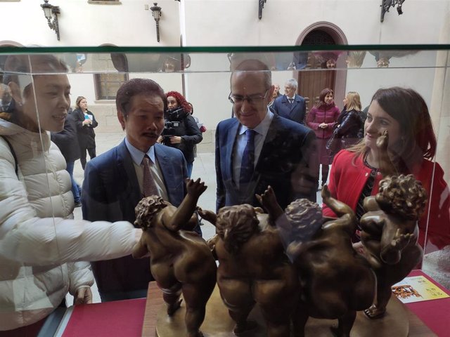 Xu Hongfei junto al presidente de la Diputación de Salamanca (centro) delante de una de las obras expuestas en La Salina.