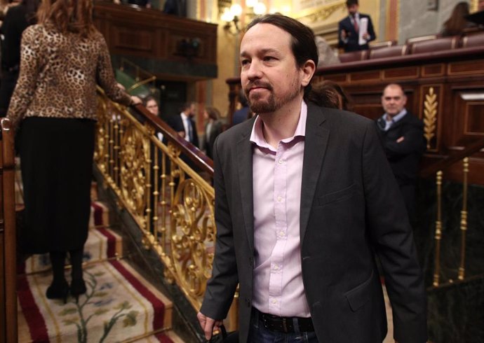 El secretario general de Podemos, Pablo Iglesias, entra en el Congreso de los Diputados, antes de la primera sesión del debate de investidura del candidato socialista a la Presidencia de Gobierno en la XIV Legislatura en Madrid (España), a 4 de enero de