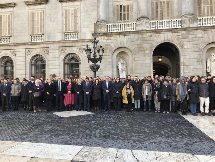 Minuto de silencio en la plaza Sant Jaume por el trabajador municipal apuñaldo este lunes