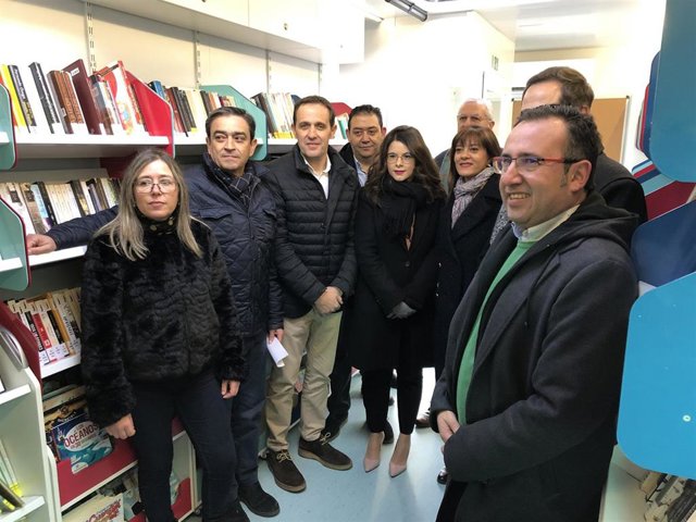 La Corporación Provincial visita el nuevo Bibliobús de la Diputación de Valladolid.