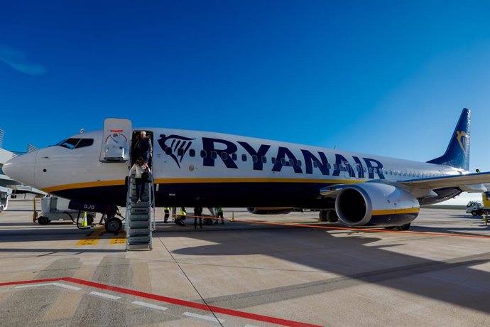 Primeros pasajeros en bajar del primer vuelo comercial (operado con la compañía irlandesa Ryanair) al Aeropuerto Internacional de la Región de Murcia. 
