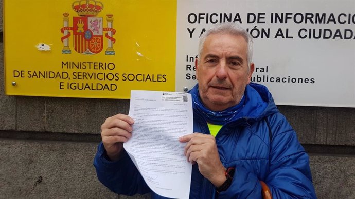 Rogelio Bernardo o pai dunha das vítimas do accidente de Angrois en 2013 coa carta enviada ao vicepresidente de Dereitos Sociais, Pablo Iglesias.