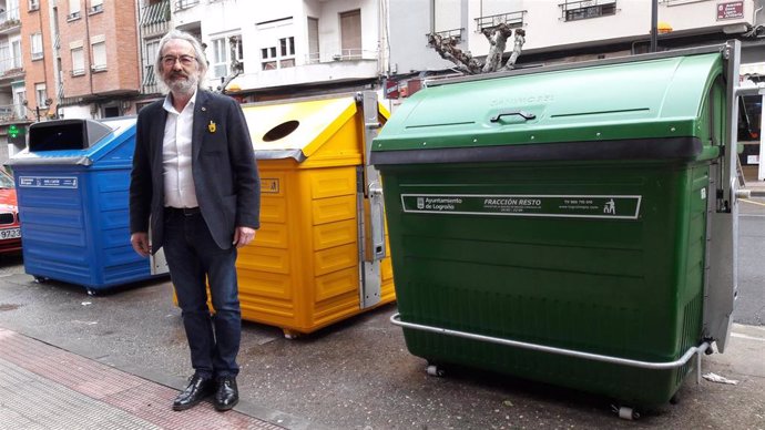 El concejal de Medio Ambiente, José Manuel Zúñiga, ha informado de la renovación de los 2.200 contenedores de todo Logroño.