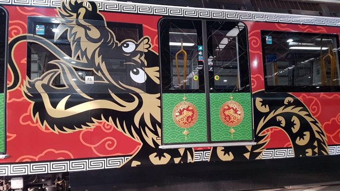 Metro decorado con un dragón por el Año Nuevo Chino