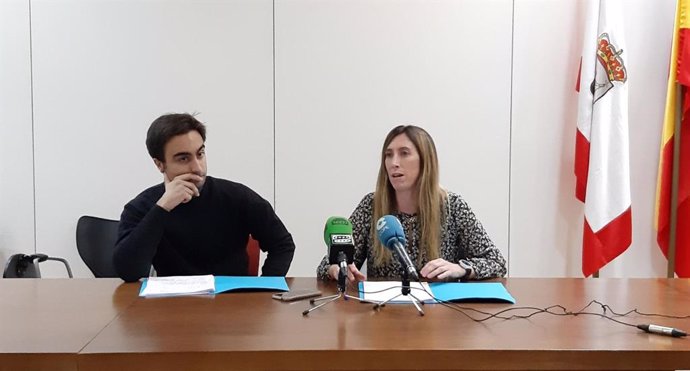 Ángela Pumariega, concejala del PP de Gijón, y Carlos Áñvarez, presidente de NNGG de Gijón, en rueda de prensa