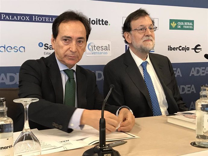 El expresidente del Gobierno de España, Mariano Rajoy, y el presidente de ADEA, Salvador Arenere, en la presentación del libro 'Una España mejor'.