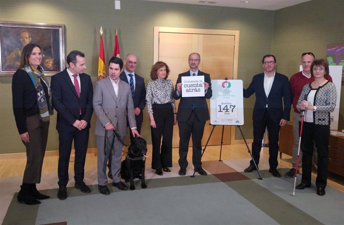 El presidente de las Cortes, Luis Fuentes, con el cartel de 'Comienza la cuenta atrás' junto a representantes de la ONCE y de las diversas entidades de ciegos.