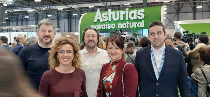 La portavoz del grupo parlamentario de Ciudadanos en Asturias, Laura Pérez Macho, junto a más diputados de la formación en Fitur.