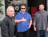 VÍDEO: Los guardas de seguridad de Aerosmith impiden al batería Joey Kramer entrar a ensayar con la banda