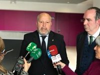 Imbroda "se sentará" con Vox para "racionalizar el sinsentido" sobre el pin parental y pide "calma" a las familias