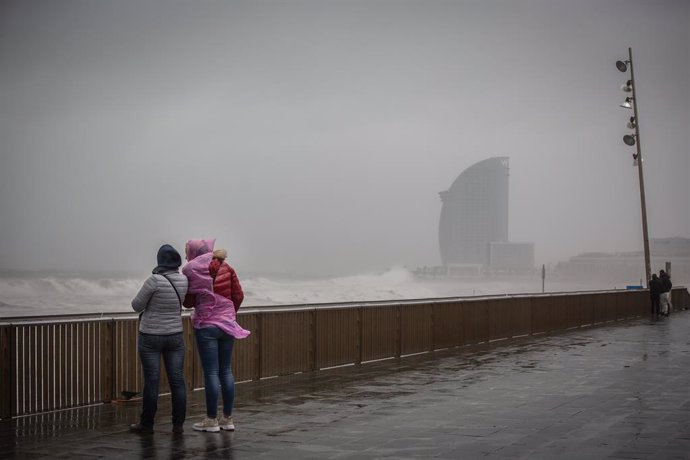 Dues dones al passeig marítim de Barcelona, on la borrasca Gloria ha deixat fortes ratxes de vent i pluja, a 21 de gener del 2020.