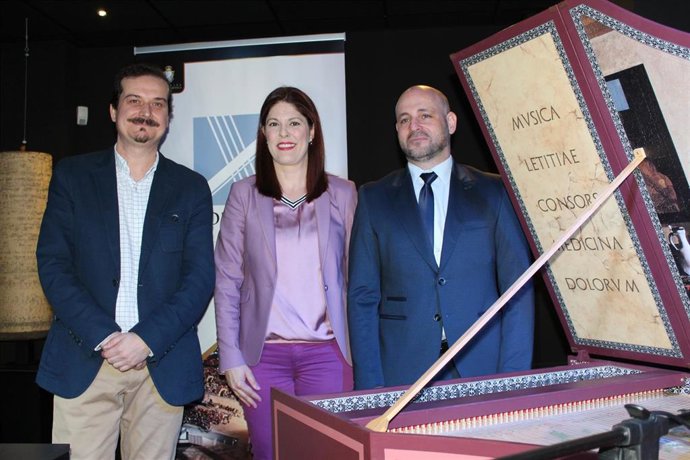 La portavoz municipal de Cs, Noelia Losada, junto a miembros de Concerto Málaga.