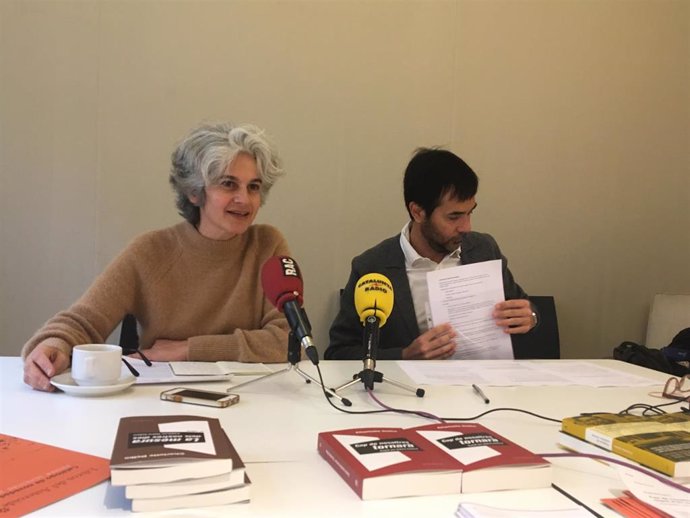 Los editores de la novela, Maria Bohigas y Luis Solano, durante rueda de prensa