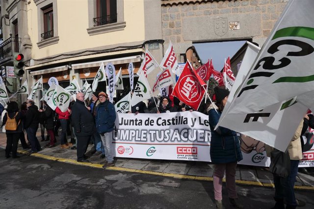 Los sindicatos se concentran frente a la Delegación Territorial de la Junta en Ávila.