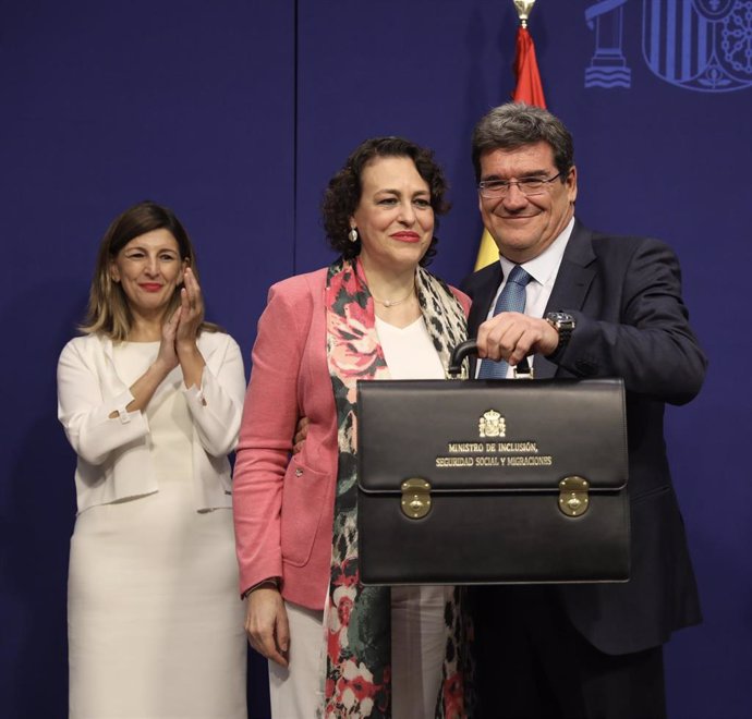 La exministra de Trabajo, Magdalena Valerio (centro), posa junto al nuevo ministro de Seguridad Social, Inclusión y Migraciones, José Luis Escrivá (dech), durante el traspaso de la cartera, junto a la nueva ministra de Trabajo, Yolanda Díaz (izq)