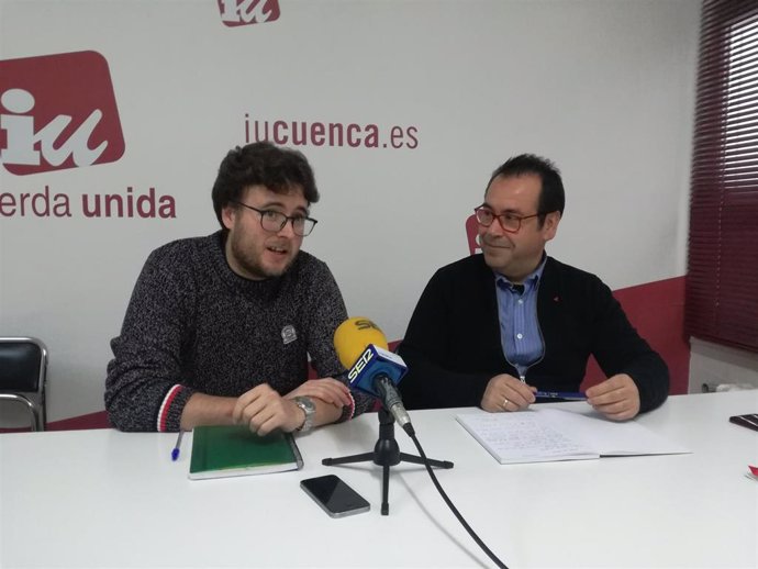 El  portavoz de IU Cuenca, Pablo García, y el coordinador regional de IU, Juan Ramón Crespo.