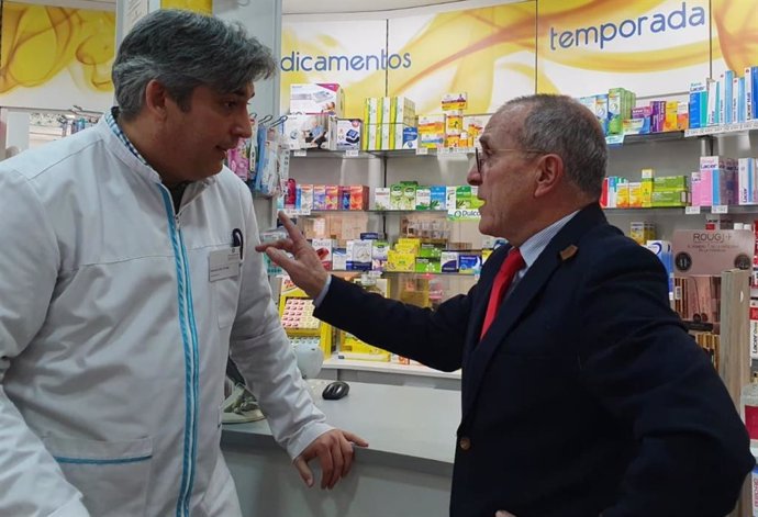 El concejal Jesús Gómez Palacios, con un farmacéutico