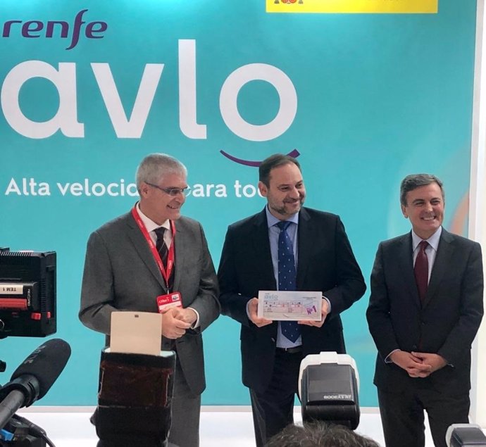 El ministro de Transportes, José Luis Ábalos, y el presidente de Renfe, Isaías Táboas, con el billete del nuevo AVLo
