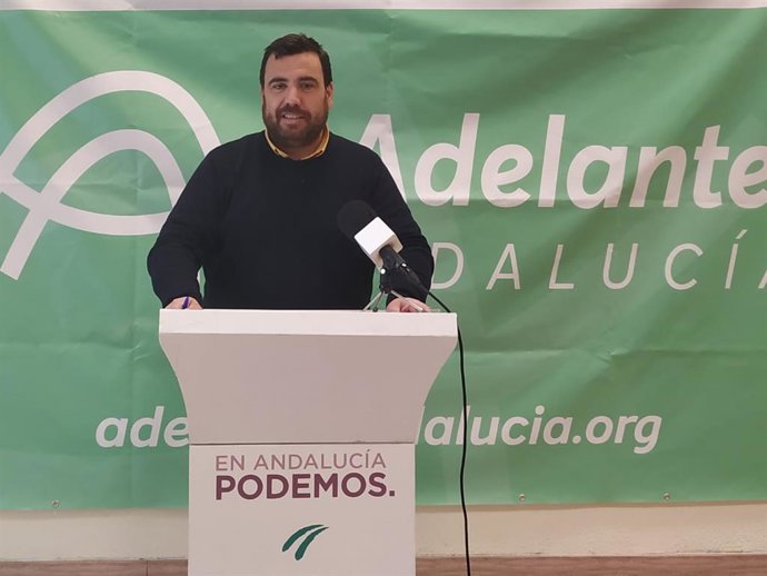 El portavoz de Adelante Andalucía y coordinador provincial de Podemos en Málaga, Alejandro Serrato, en rueda de prensa.