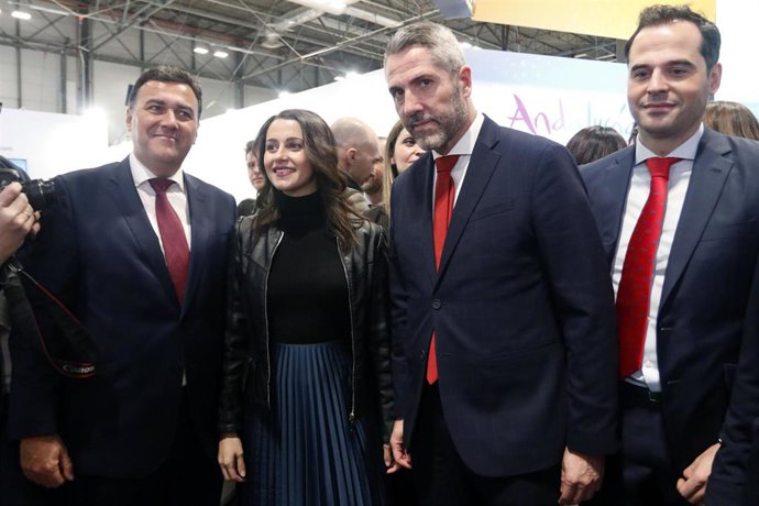 La portavoz de Ciudadanos en el Congreso, Inés Arrimadas, asiste a la Feria Intenacional de Turismo (Fitur) junto al vicepresidente de la Comunidad de Madrid, Ignacio Aguado.