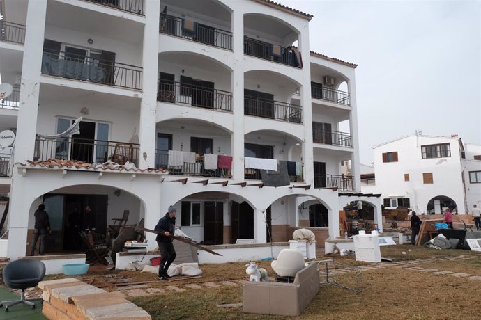 Personas comprueban los daños en edificios y mobiliario tras el paso de la borrasca 'Gloria' en Mallorca (España) a 22 de enero de 2020