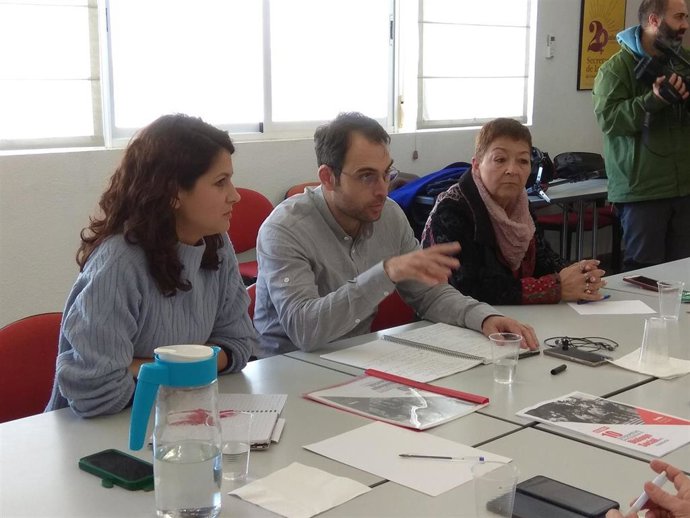 En el centro, el coordinador general de IULV-CA, Toni Valero