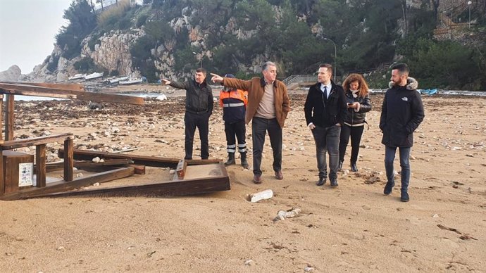La consellera Pilar Costa visita, junto a autoridades de Ibiza, los efectos de la borrasca 'Gloria' en Ibiza
