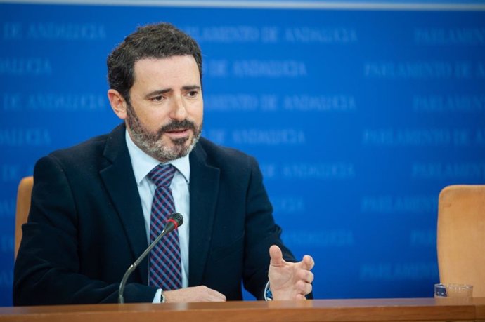 El portavoz adjunto del Grupo Popular en el Parlamento de Andalucía, José Ramón Carmona, en rueda de prensa