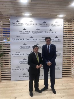 El presidente de la Diputación Provincial de Jaén, Francisco Reyes, junto al director de Paradores de Turismo, Óscar López