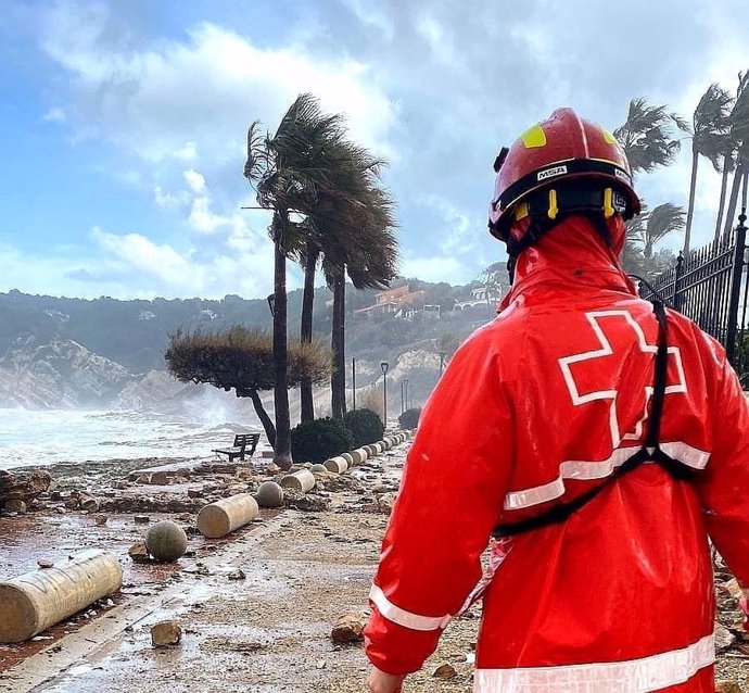 Miembro de un equipo de emergencias de Cruz Roja Española en medio de la borrasca Gloria
