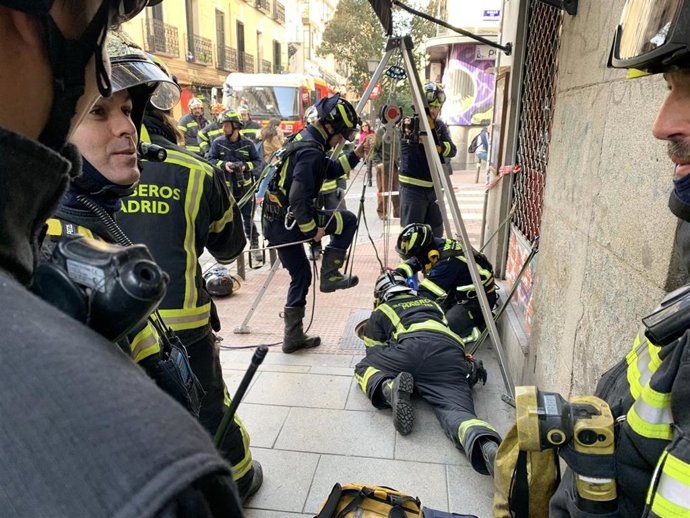 Rescatado en Manuela Malasaña un trabajador atrapado en una galería subterránea por un desprendimiento