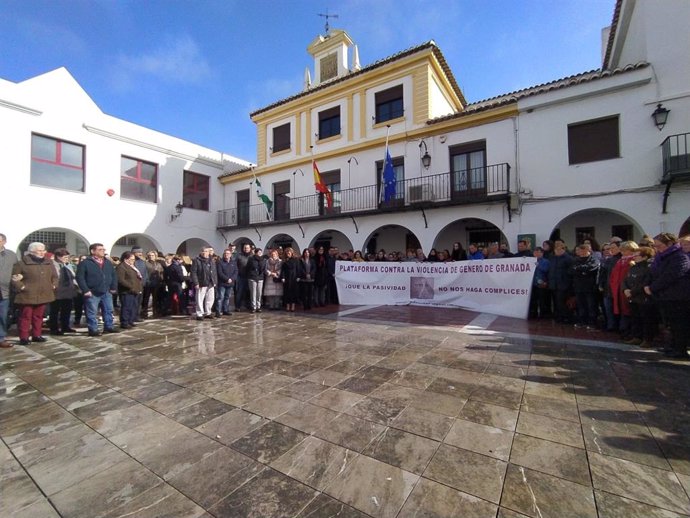 Imagen del minuto de silencio celebrado en Caniles (Granada) en repulsa por el asesinato machista a una vecina de la localidad