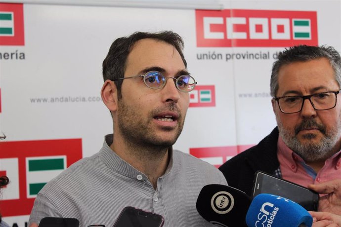 El coordinador general de IULV-CA, Toni Valero, atiende a los medios en Almería