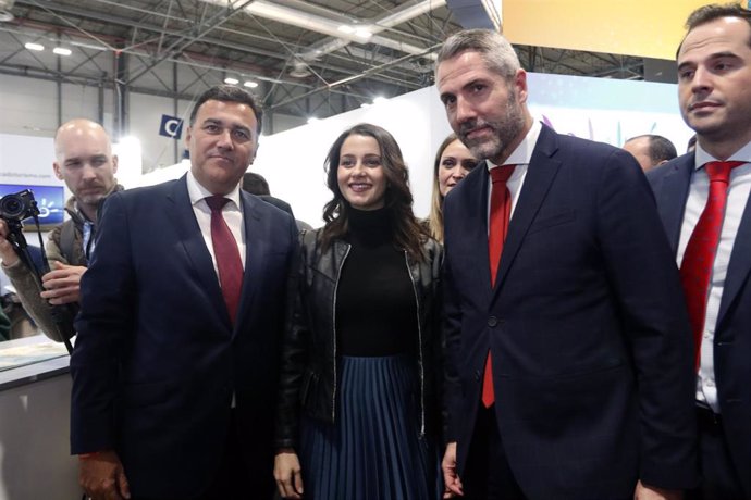 La portavoz de Ciudadanos en el Congreso, Inés Arrimadas, asiste a la Feria Intenacional de Turismo (Fitur) junto al vicepresidente de la Comunidad de Madrid, Ignacio Aguado.