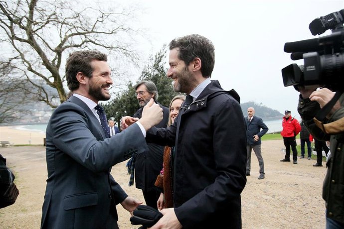 El presiedente del Partido Popular, Pablo Casado (izq) saluda al expresidente del PP de Guipúzcoa, Borja Sémper (dech), a su llegada al Palacio de Miramar para la presentación de la exposición por el 25 aniversario del asesinato de Gregorio Ordóñez