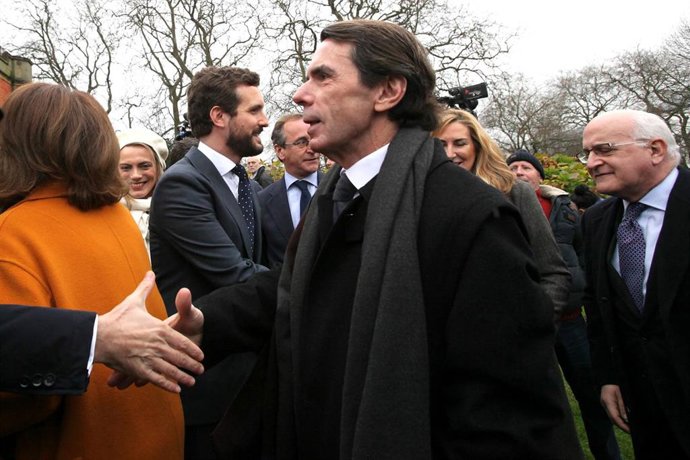 El expresidente del Gobierno con el PP, José María Aznar, saluda a los asistentes a la exposición  a su llegada al Palacio de Miramar para la presentación de la exposición que conmemora el 25 aniversario del asesinato de Gregorio Ordóñez