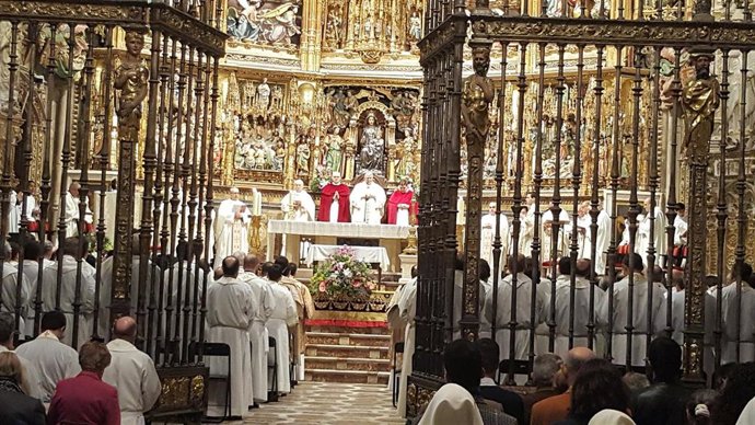 El arzobispo de Toledo, Braulio Rodríguez, preside la Misa Crismal