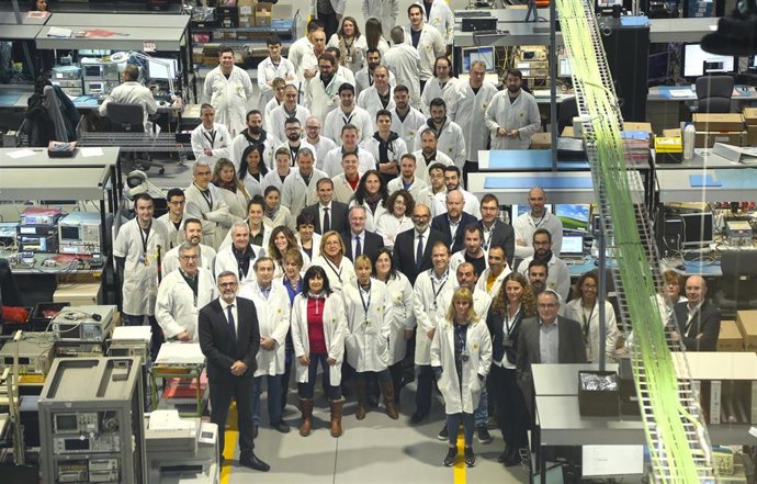 Fernando Abril-Martorell, presidente de Indra, junto a parte del equipo de la fábrica de radares de la compañía en San Fernando de Henares (Madrid)