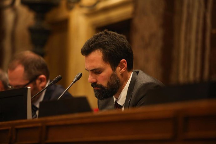 El president del Parlament, Roger Torrent, preside el pleno extraordinario convocado tras la decisión de la Junta Electoral Central (JEC) de inhabilitar al president de la Generalitat, Quim Torra, en Barcelona (Cataluña, España), a 4 de enero de 2020.