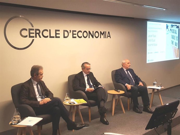 El presidente de CaixaBank, Jordi Gual; el presidente del Círculo de Economía, Javier Faus, y el catedrático y exconsejero del Banco de España Vicente Salas, el 23 de enero de 2020.