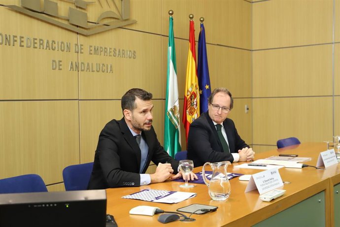El profesor de Economía de la Universidad Loyola y autor del informe, Olexandr Nekhay, y el secretario general de CEA, Luis Fernández-Palacios, este jueves en Sevilla.