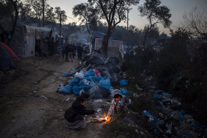 Refugiados asentados cerca del campamento de Moria, en Lesbos (Grecia)