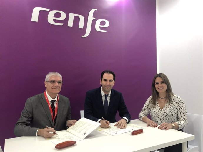 Firma del convenio con Renfe en Madrid.