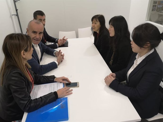 El concejal delegado de Hábitat Urbano, Cultura y Turismo del Ayuntamiento de Sevilla, Antonio Muñoz, en la reunión en Fitur con la organización de la 'Japan Week 2020'